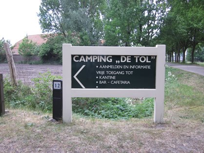 Het bord aan de weg