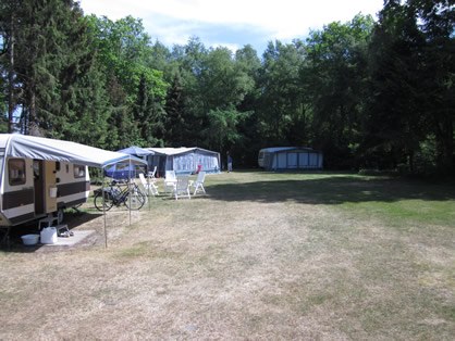 Caravans met voortent op het veld