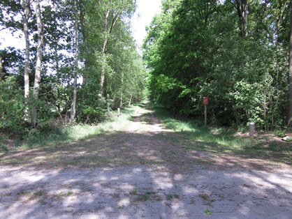Het fietspad langs de camping