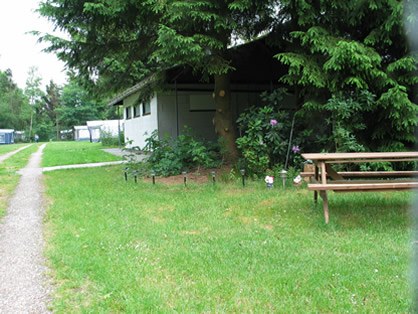 Picknicktafel bij het sanitair